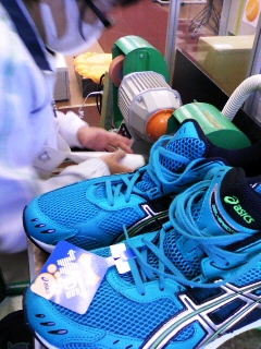 GEL-SAROMAにアムフィット加工中の川見店主 GEL-SAROMAにアムフィット加工中の川見店主